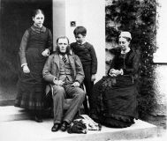 Беатрис и брат Бертрам, с родителями и собакой Спот, 1878